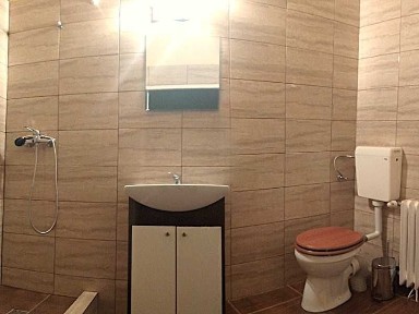 Apartament de vanzare de 115 mp in casa (Cladire Istorica) la curte comuna cu acces auto, zona Ultracentrala langa Primaria Arad