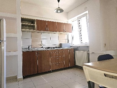 Apartament de vânzare mobilat si utilat cu 2 camere, decomandat. Zona Centrala Arad