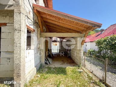 Casa la rosu de 304 mp utili, in Baita,Maramure-colț de rai într-o zon