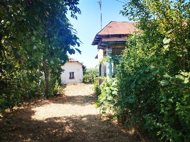 Casa de vanzare cu teren de 5038mp intravilan (Plesoiu-Arcesti)strada principala