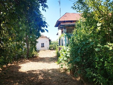 Urgent! Casa de vanzare cu teren de 5038mp intravilan (Plesoiu-Arcesti)strada principala