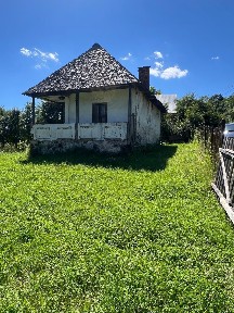 Teren și casă de vânzare