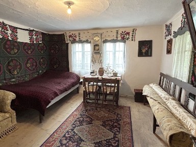 Casa MUSCELEANA, stil Conac, cu livada, teren intravilan- 2 000 mp.