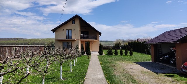 Casă cu teren 2600 mp în Dragomirna - garaj dublu, fotovoltaice