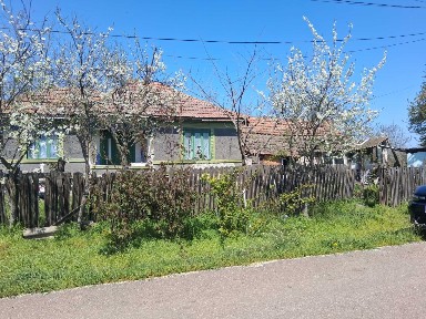 Casă bătrânească de vânzare