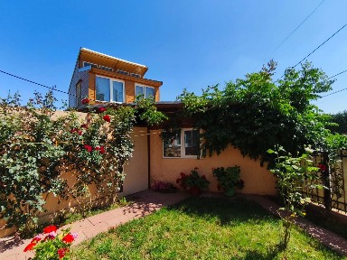 Vila/casa de vânzare în Roman, cu 7 camere, două centrale termice