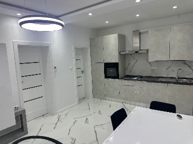 Inchiriez apartament 2 camere la casa, parcare in curte.