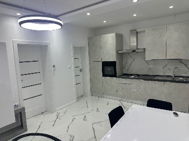 Inchiriez apartament 2 camere la casa, parcare in curte.