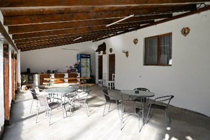 Cabana de vanzare la poalele munților Metaliferi