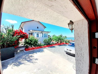 Casă de închiriat cu 6 camere, curte comună