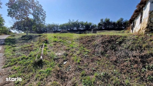 Oportunitate : Teren generos de 1618 mp cu casa demolabila in Sandules