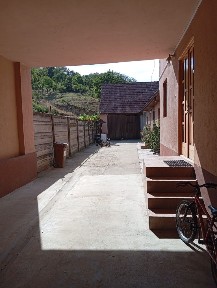 Vând casă sau schimb cu apartament