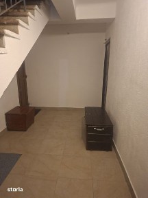 Vand apartament cu 3 camere, bucatarie, baie si hol