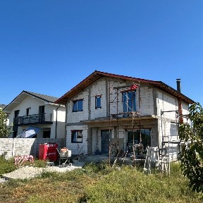 Casa la rosu P+M, Q-fort tâmplărie/toate utilitatile/Carcea