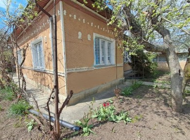 Casa Copou în vecinătatea muzeului M. Sadoveanu