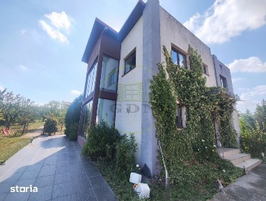Casa 5 camere, teren 661 mp, Ghercesti, zona Centrala.