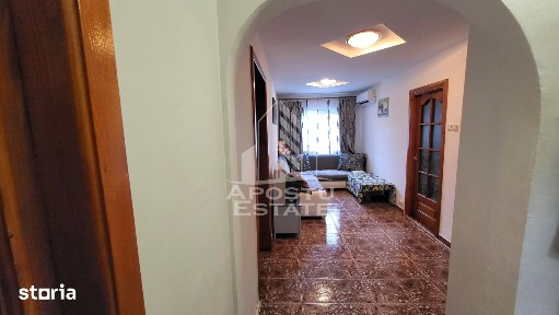 Apartament decomandat,4 camere,2 bai,etaj 2 Calea Lipovei