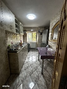 Apartament 3 camere decomandat, et. 2, Zona Piata mare