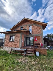 Casa noua, în comuna Budești, sat Bercioiu la 16 km de centrul orașului Rm Valcea