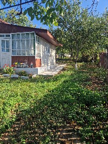 vand casa batraneasca in localitatea Burlesti,teren de 2200 mp,40 metri.