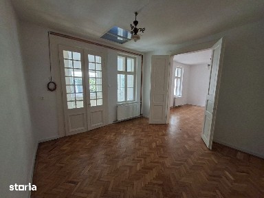 De inchiriat casa cu 2 camere, curte, zona piata centrala