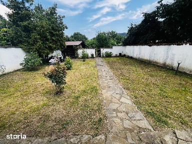 Casă cu 3 camere, pivniță și mansardă utilă