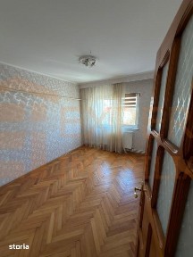 Apartament 3 camere decomandat in Casa de Cultura - centrala proprie