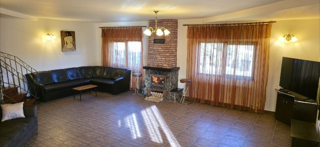 Inchiriez casa.