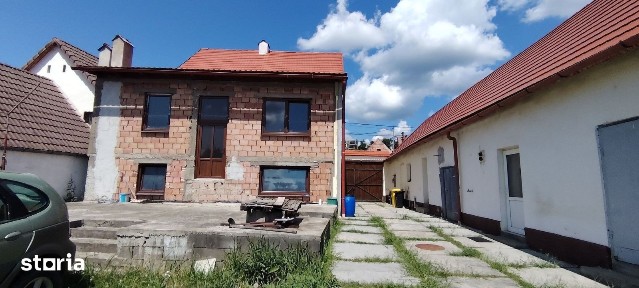 De vânzare o proprietate cu 2 corpuri de clădire și teren, în Agnita