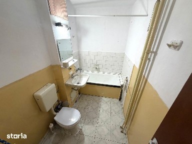 Garsoniera decomandată, et.2/4, Sarari