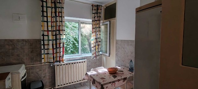 inchiriez apartament 3 camere