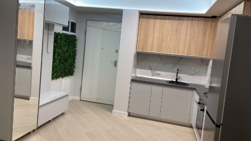 Proprietar imchiriez apartam 2 cam, cortina north, parcare inclusa 750 euro