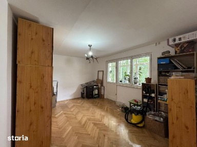 Apartament cu 4 camere, decomandat, etaj 1/4, boxa, balcon