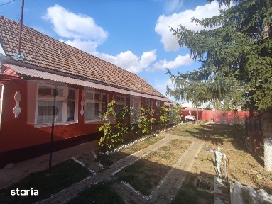 Casa de vanzare 100 mp, teren 1200 mp, zona Sinicolau Roman