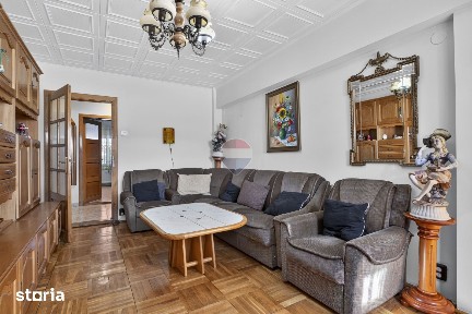 Apartament 3 camere, două băi de vânzare - Str Poetului