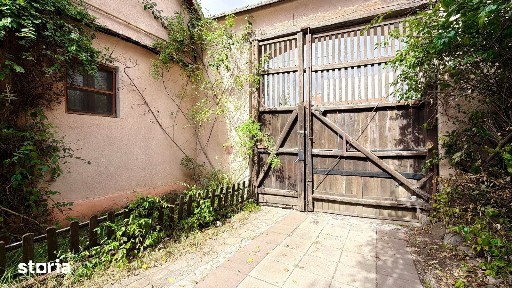 Casa saseasca traditionala La asfalt Curte generoasa