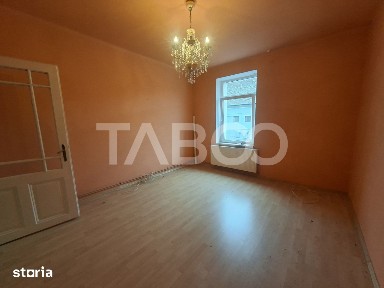 Apartament la casa de vanzare 2 camere garaj curte comuna cu 2 vecini