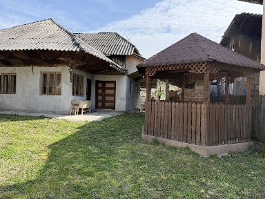 Vând casă la țară cu grădină și acces facil
