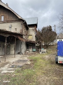 Vand casa si anexe