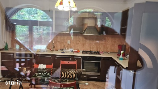 Casa cu 5 camere, mansardă și curte în Rahova
