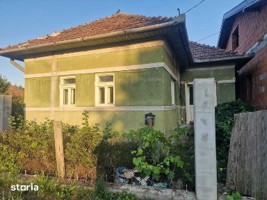 Vand casa la rosu in Sic ideal azil batrani