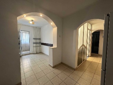 Apartament 3 Camere, Decomandat, Etaj 1, Lucian Blaga, intersecție cu Dem Rădulescu