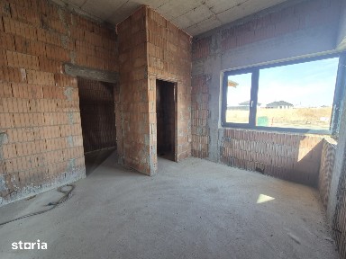 CASĂ LA SOL 143 mp utili 4 camere, 620 mp teren Via Carmina Comision 0