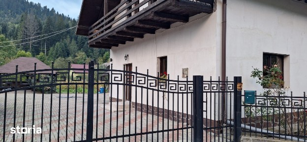 Casa cu 5 camere garaj foisor