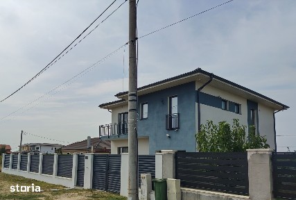 Casa individuala cu panouri+baterii, PC aer-apa, mobilata si utilata.