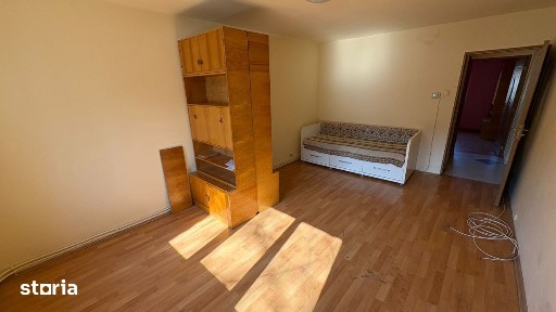 Apartament 2 camere, Plopilor, etaj 1, camere decomandate, centrala pr