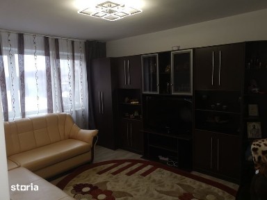 Închiriez apartament cu 2 camere
