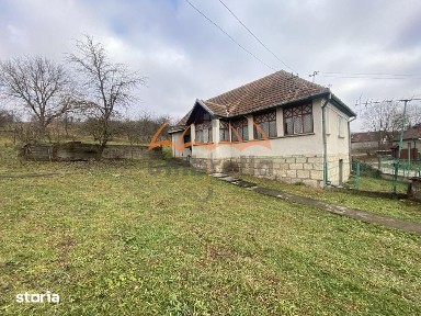 Casa si teren de vanzare in Turea-Garbau, 5280m², intravilan.