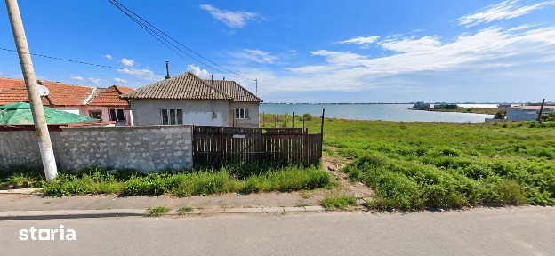 Teren cu priveliște spre lac