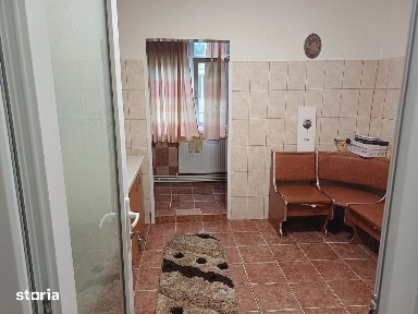Apartamen cu două camere, decomandat, etaj 1 din 4, zona CET Constanța